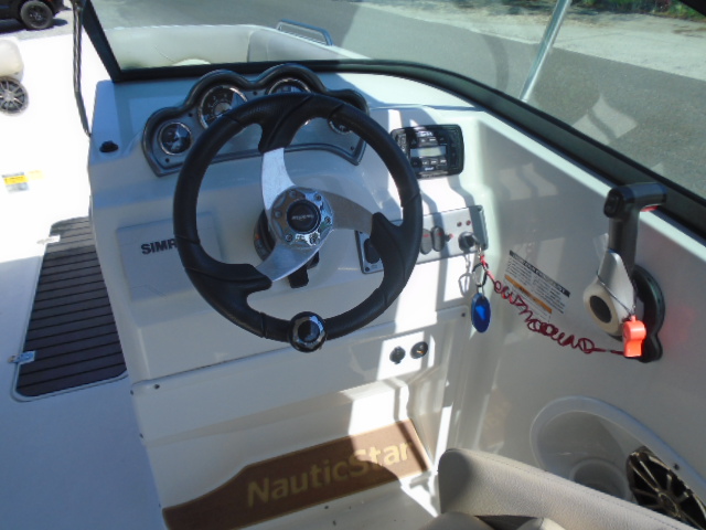 2018 NauticStar 223 DC